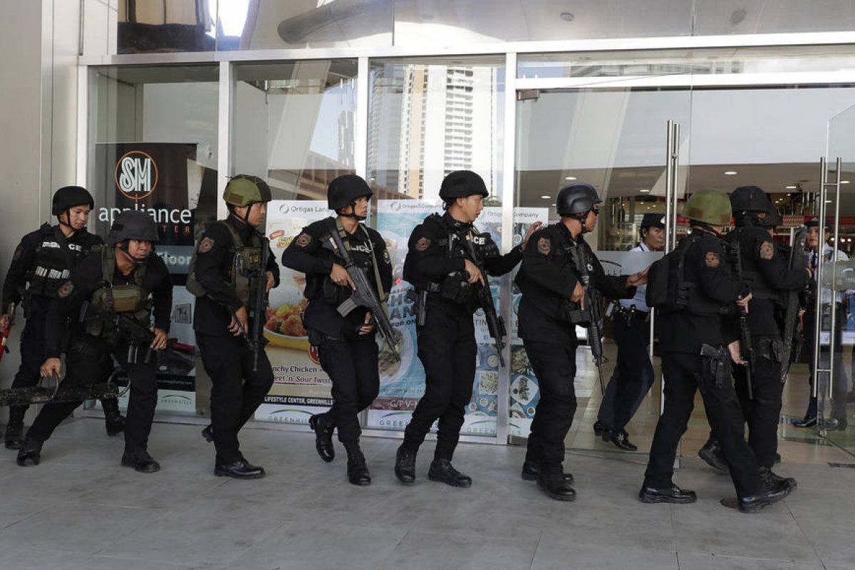 Homem armado mantém 30 reféns em shopping nas Filipinas
