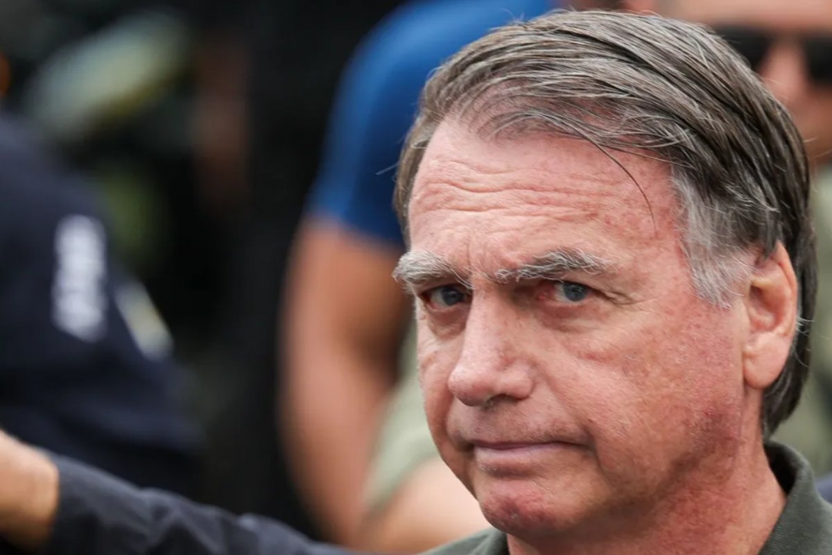 Exército avalia cassação de porte de arma de Bolsonaro e militares condenados