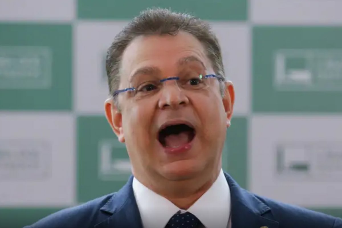 Sóstenes Cavalcante critica operação da PF e defende servidora da Câmara