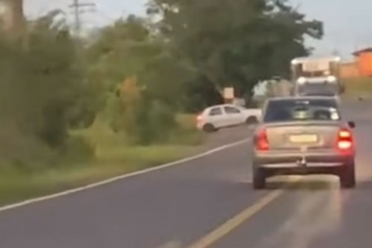 Vídeo: carro é partido ao meio após bater de frente com caminhão Rio Grande do Sul