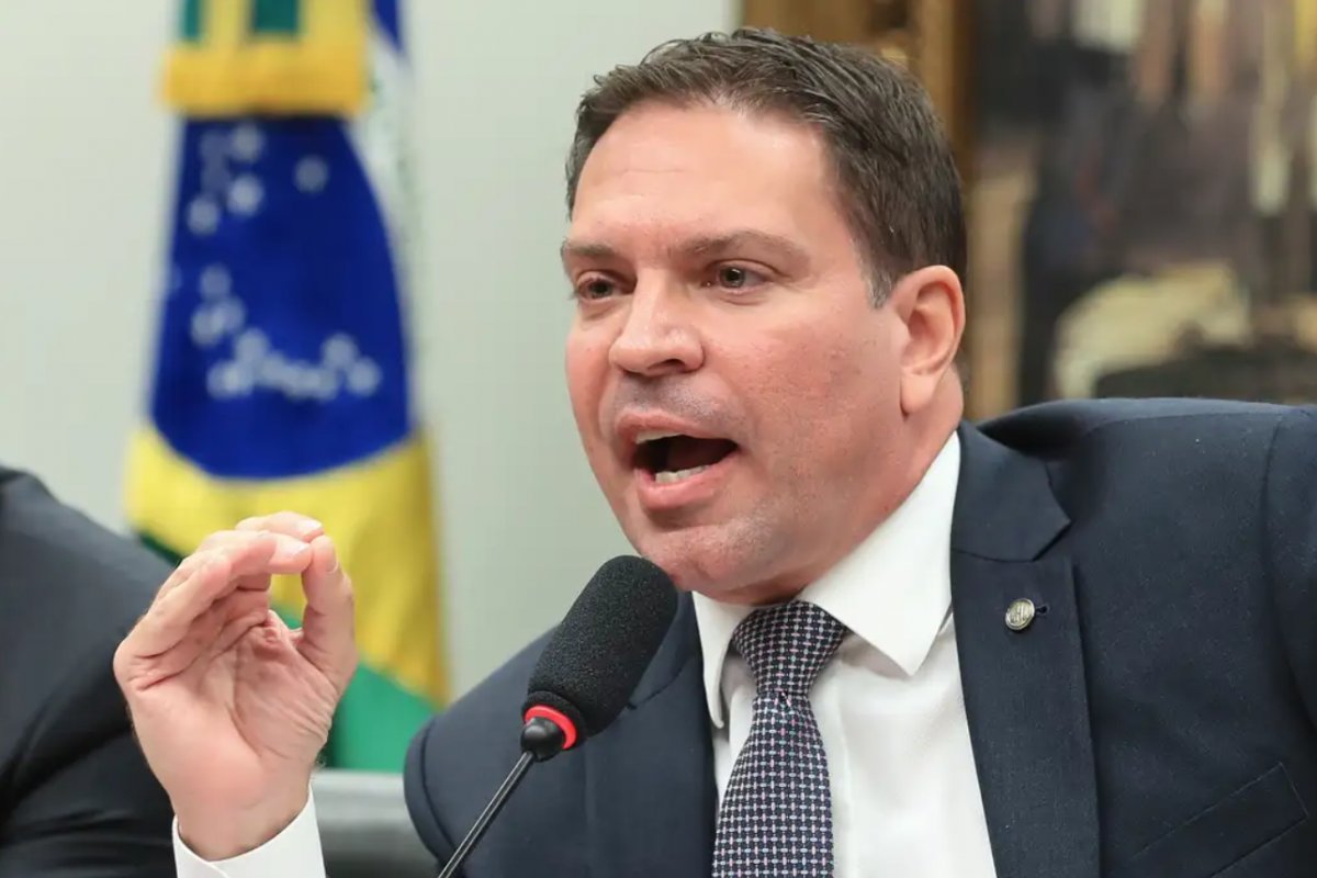 Moraes determina que ministério formalize pedido de extradição de Ramagem