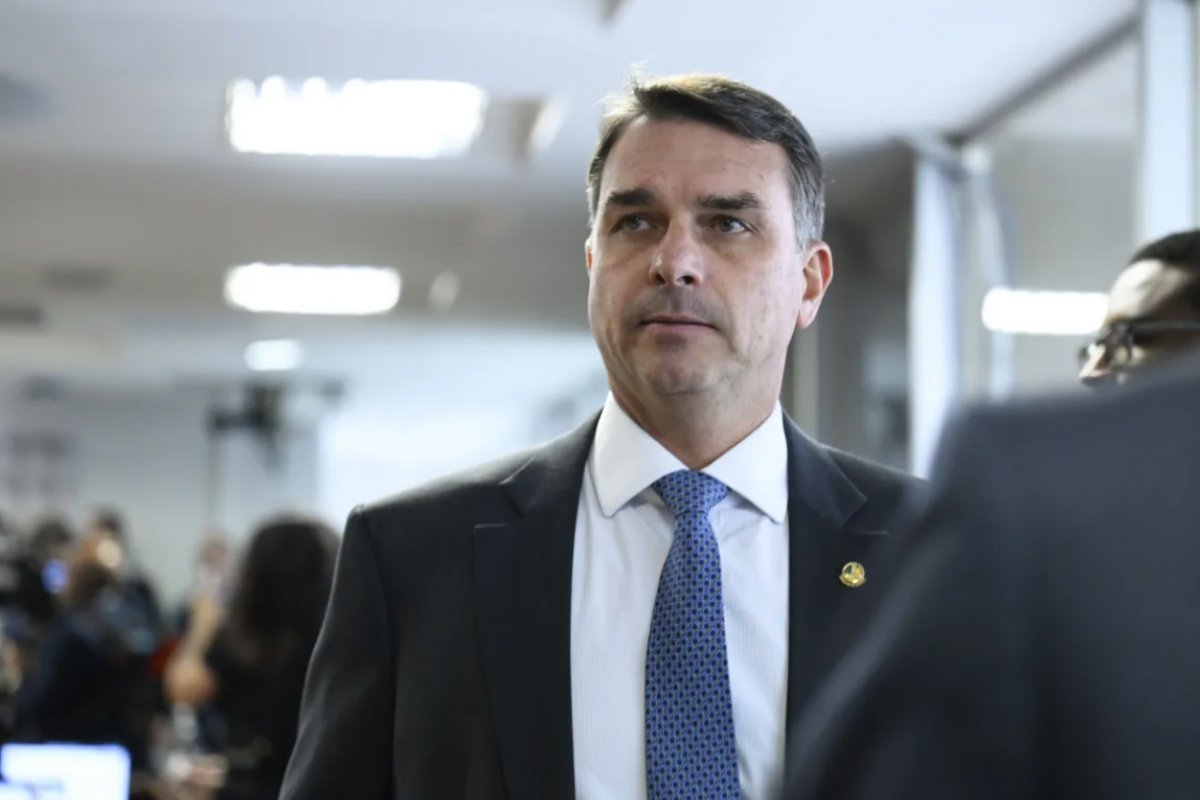 Flávio Bolsonaro aciona TCU para apurar relação entre INSS e filho do presidente