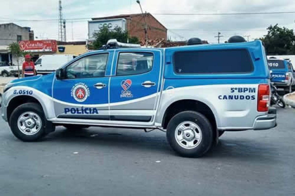 PMs ficam feridos após viatura bater em coqueiro