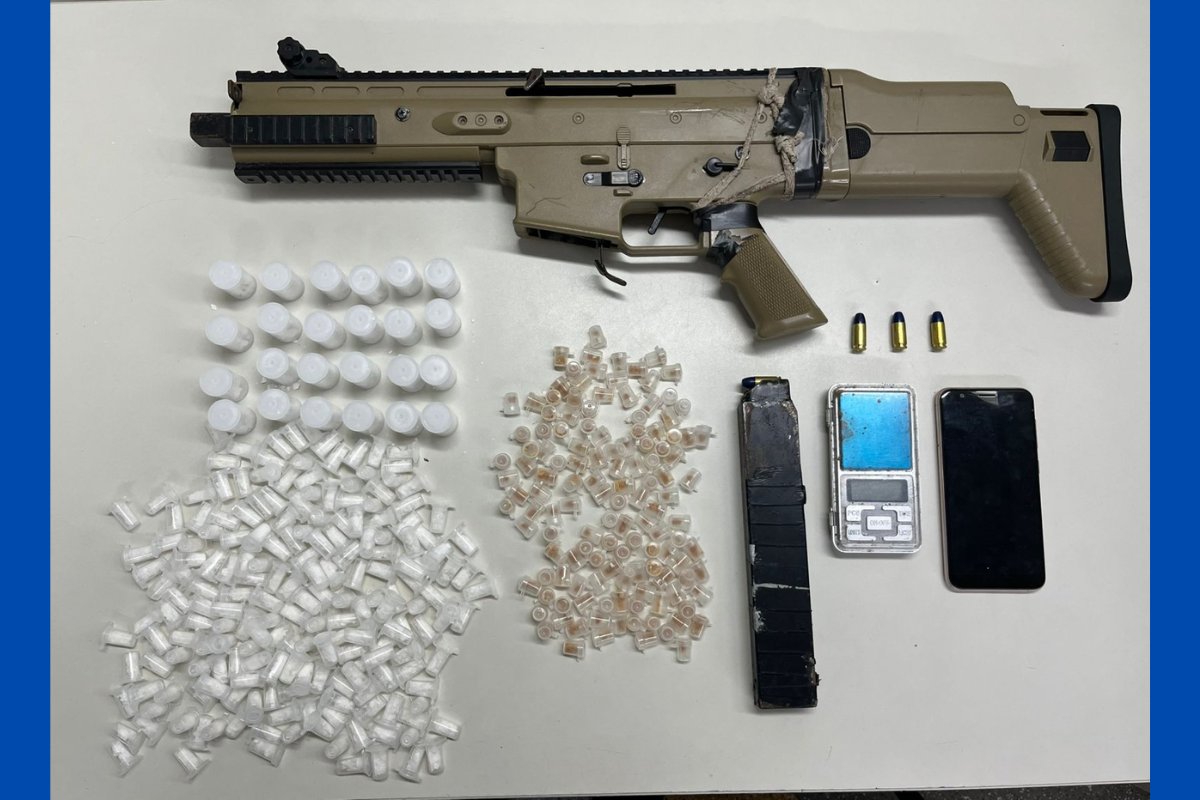 Polícia Militar apreende arma e fogo e diversas drogas em bairro de Salvador