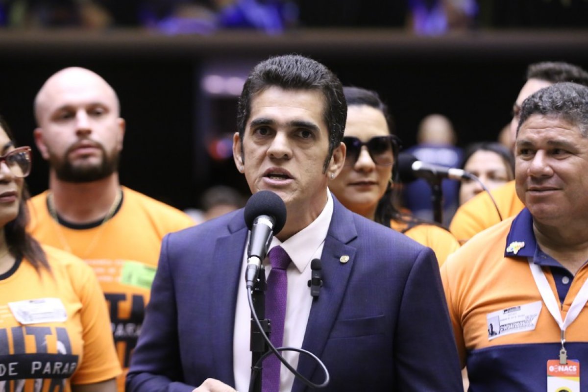 Deputado federal joga celulares pela janela durante operação da Polícia Federal