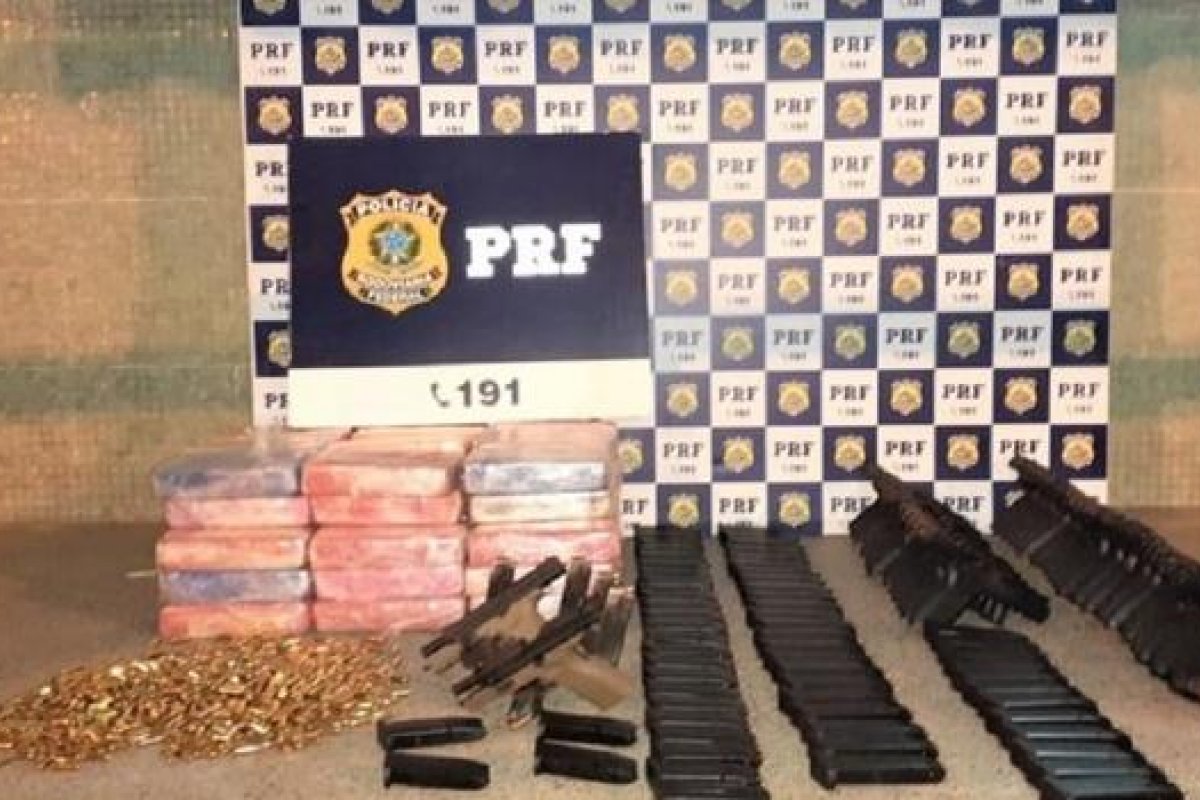 PRF prende casal que transportava dezenas de pistolas e cerca de 50 Kg de crack em Vitória da Conquista