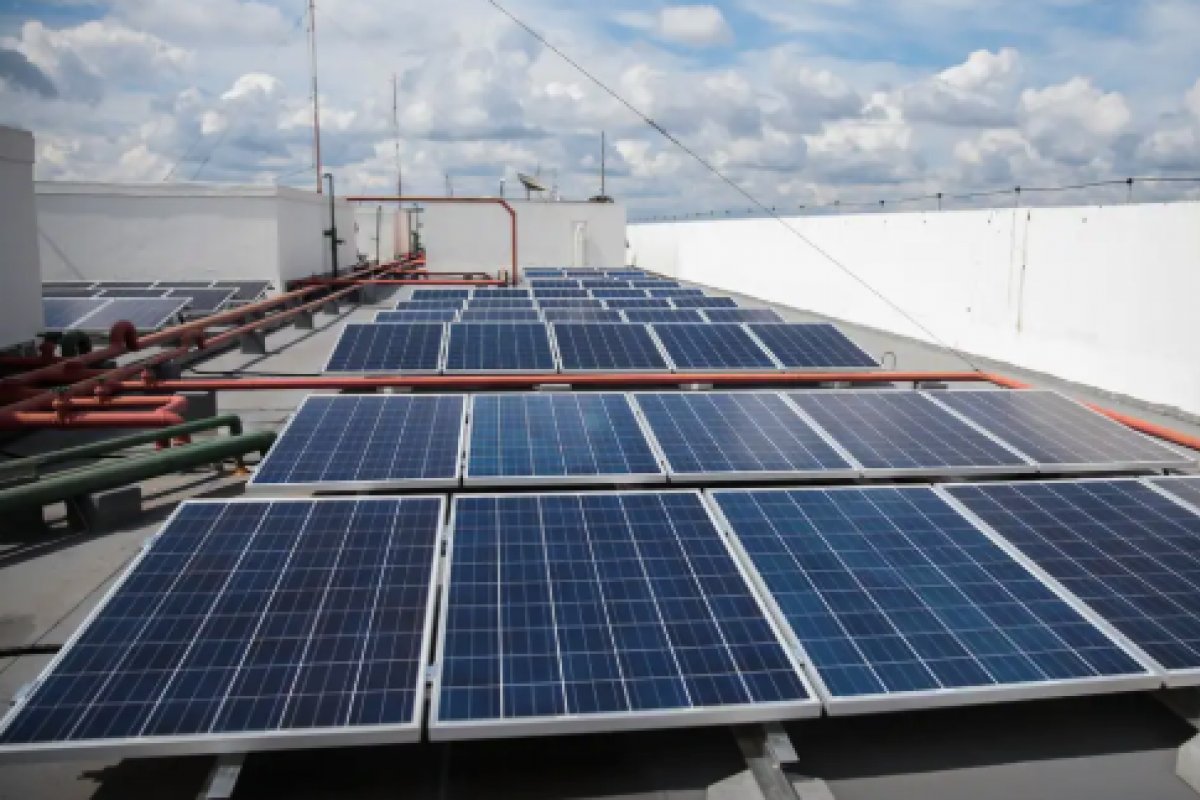 Energia solar cresce mais do que a demanda e ameaça segurança do setor elétrico, diz ONS