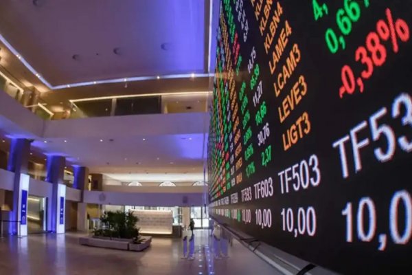 [Bolsa despenca mais de 2% e dólar fecha a R$ 5,46 com pesquisa eleitoral e ata do Copom]