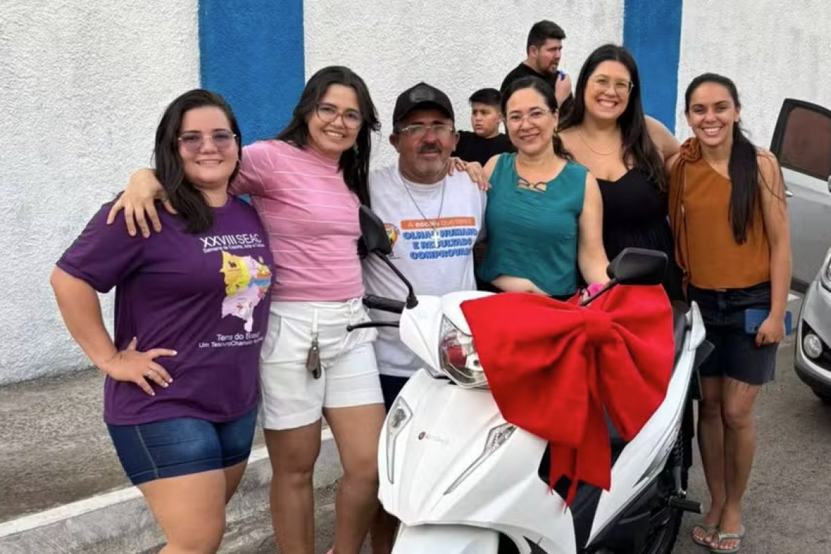 Vídeo: pais de alunos se unem para comprar moto e presentear porteiro de escola no Ceará