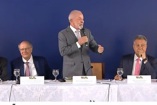 [Vídeo: Lula diz que ministros terão que definir lado na eleição e que 2026 será 'hora da verdade']