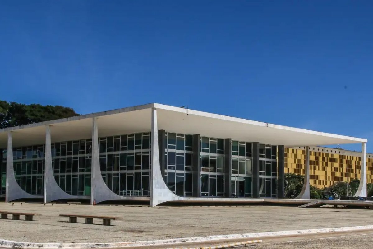 Mendonça vota para validar mínimo existencial em R$ 600