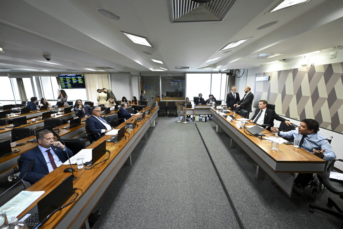 CCJ do Senado aprova redução de penas para Bolsonaro e 8/1, e proposta vai ao plenário