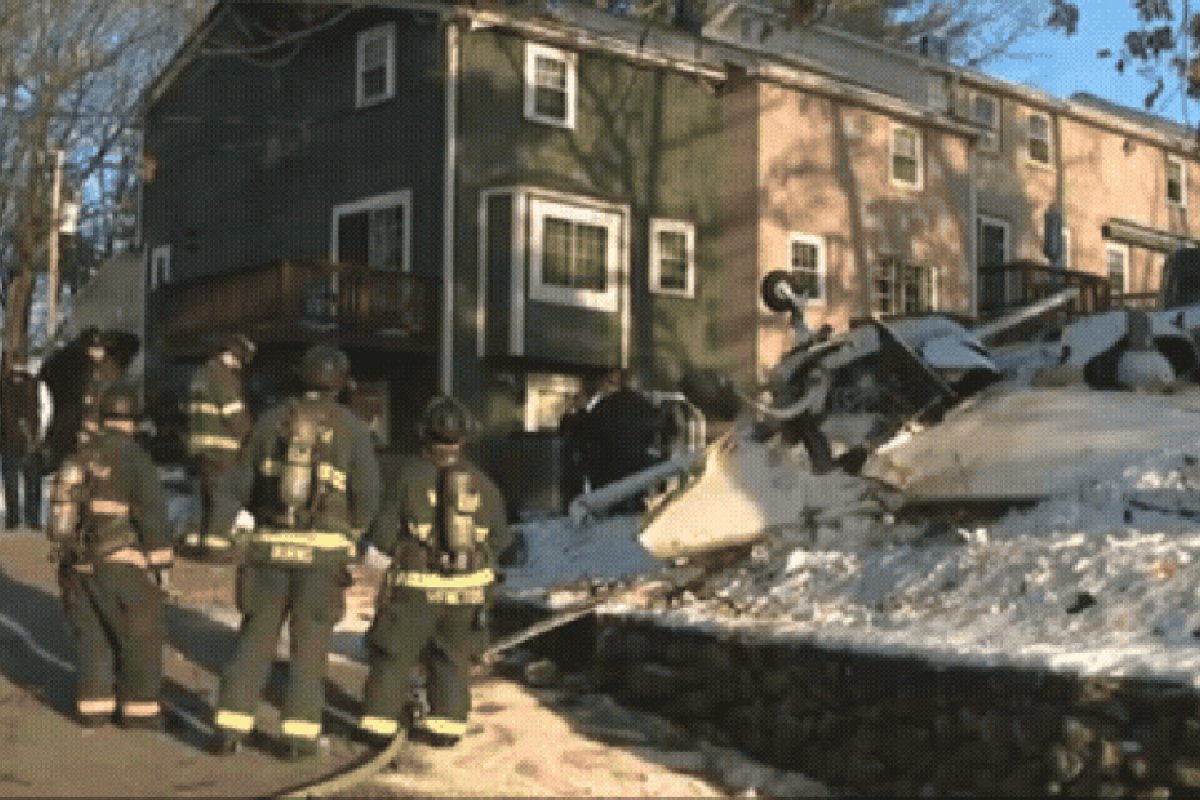 Vídeo: avião de pequeno porte cai em condomínio nos EUA poucos minutos depois de decolar