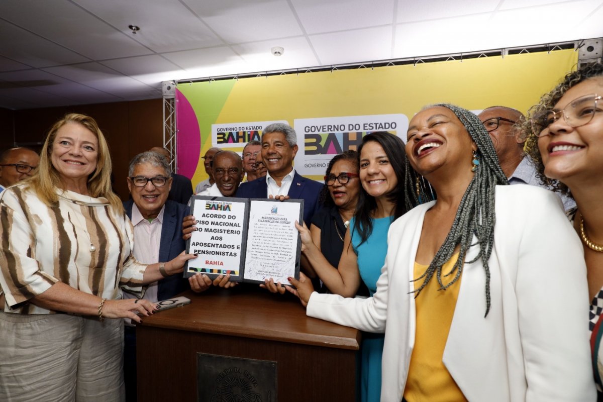 Governo da Bahia assina acordo que define regra para piso salarial dos magistérios