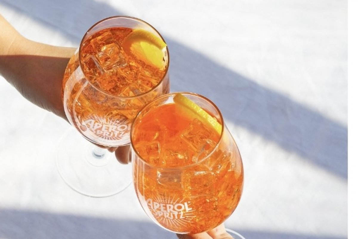 Aperol Spritz estreia como patrocinadora do Réveillon Nada É Igual e leva experiências de bem-estar para a Bahia!