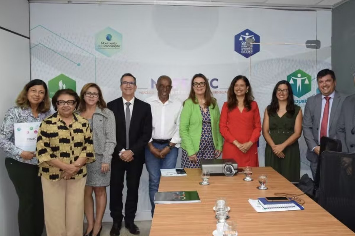 Governo da Bahia e sindicato dos professores assinam acordo sobre piso nacional do magistério