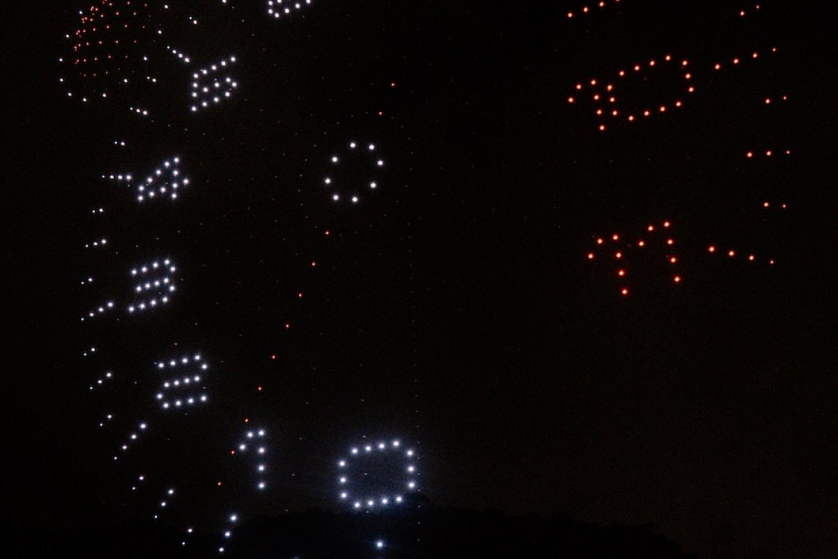 Um céu programado: o show de drones que virou assinatura tecnológica em Santa Catarina! 