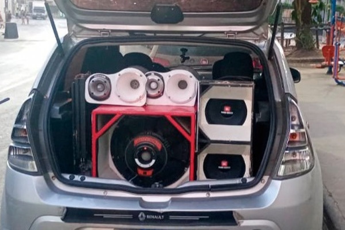 Carro com som tipo paredão é apreendido pela PM em Periperi