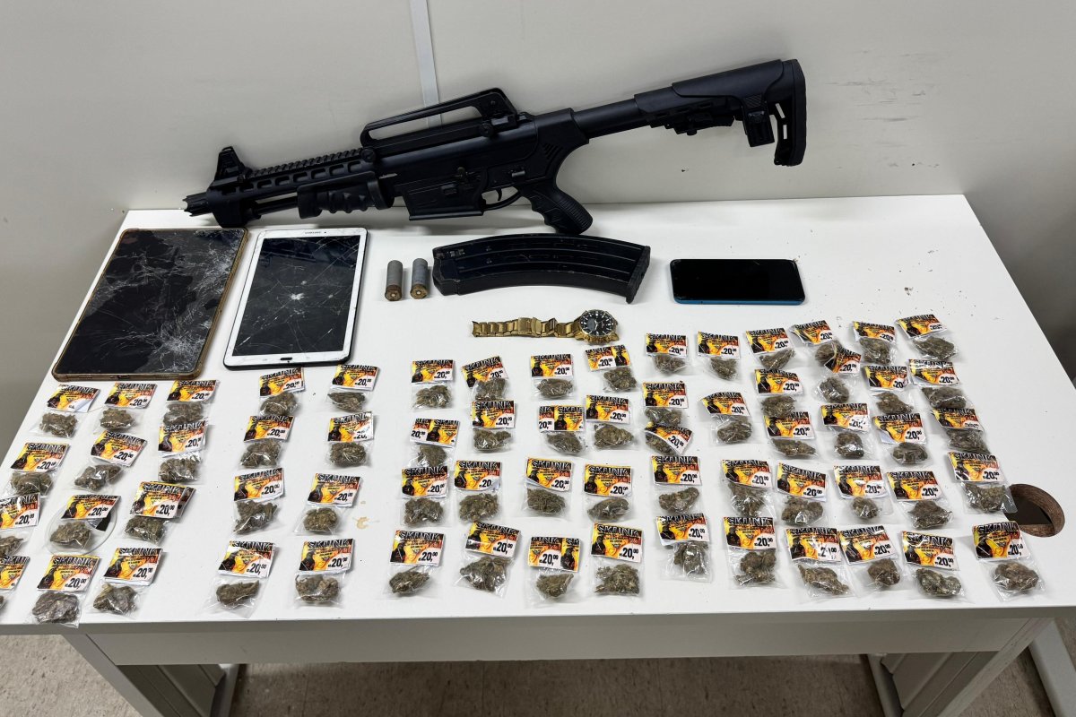 Arma e drogas são apreendidas durante policiamento no Engenho Velho da Federação