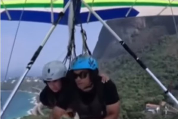 [Vídeo: jovem passa mal e vomita durante voo de asa delta no Rio de Janeiro; web reage com humor ]