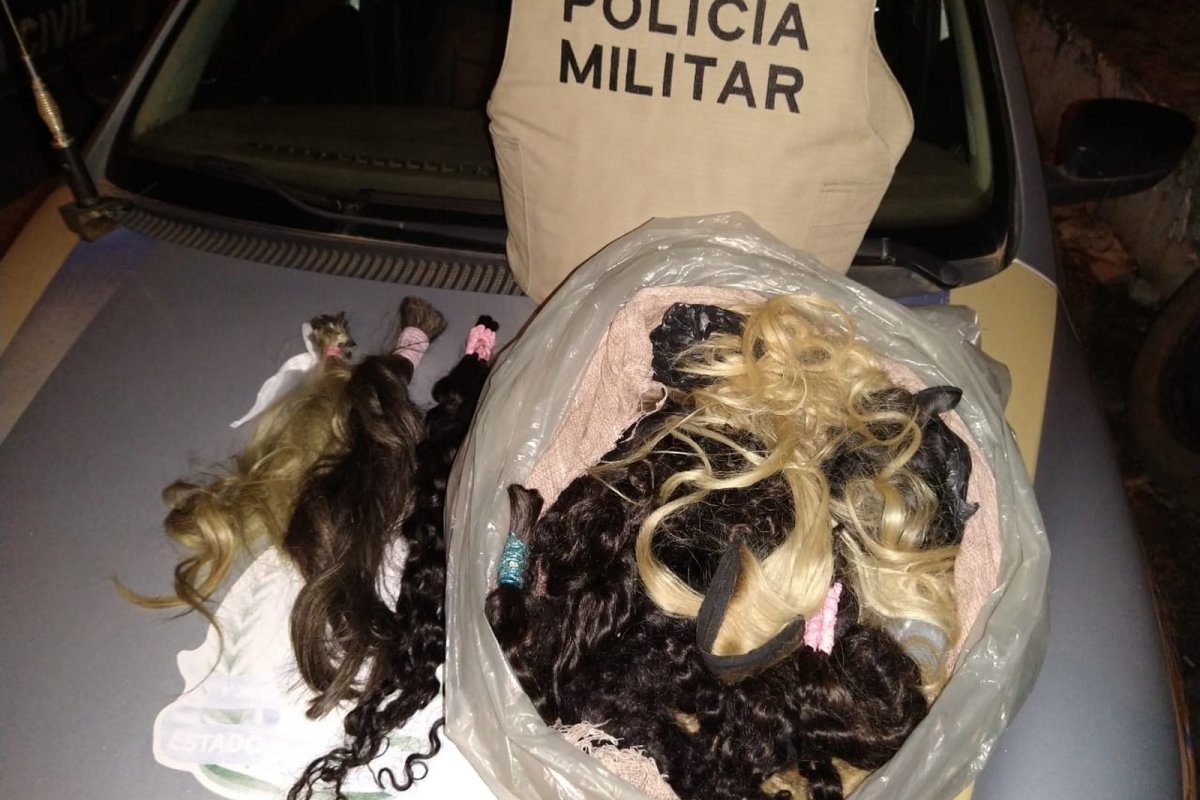 Dupla é presa com mechas de cabelo humano roubadas em um salão