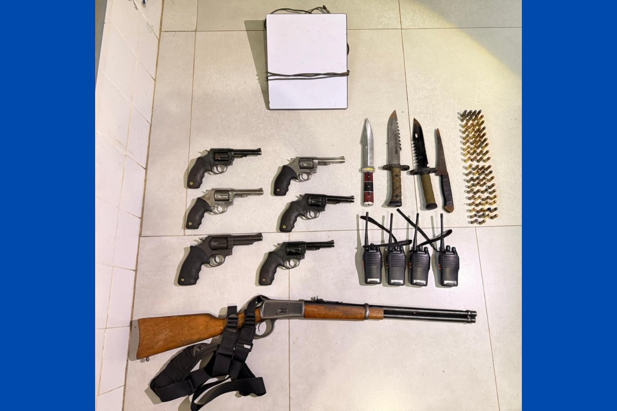 Grupo com mais de 10 homens é preso suspeito de ameaçar pessoas na Bahia; diversos armamentos são apreendidos