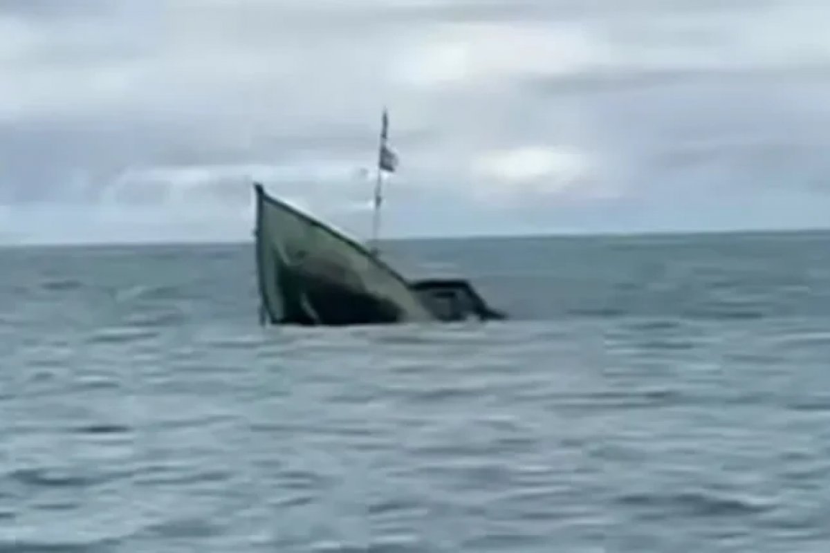Pescadores são resgatados após mais de 24 horas à deriva no litoral de Prado 