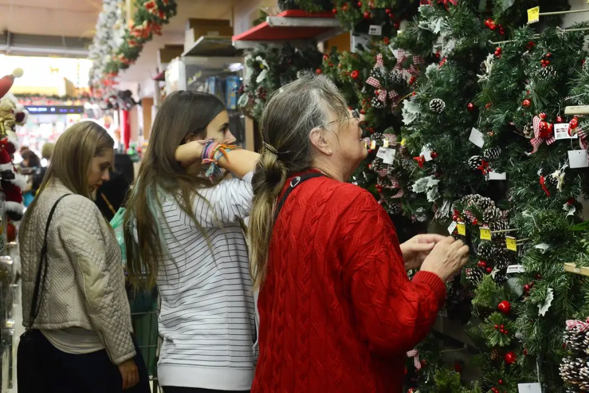 Vai trabalhar Natal ou Réveillon? Saiba sobre seus direitos e folgas 