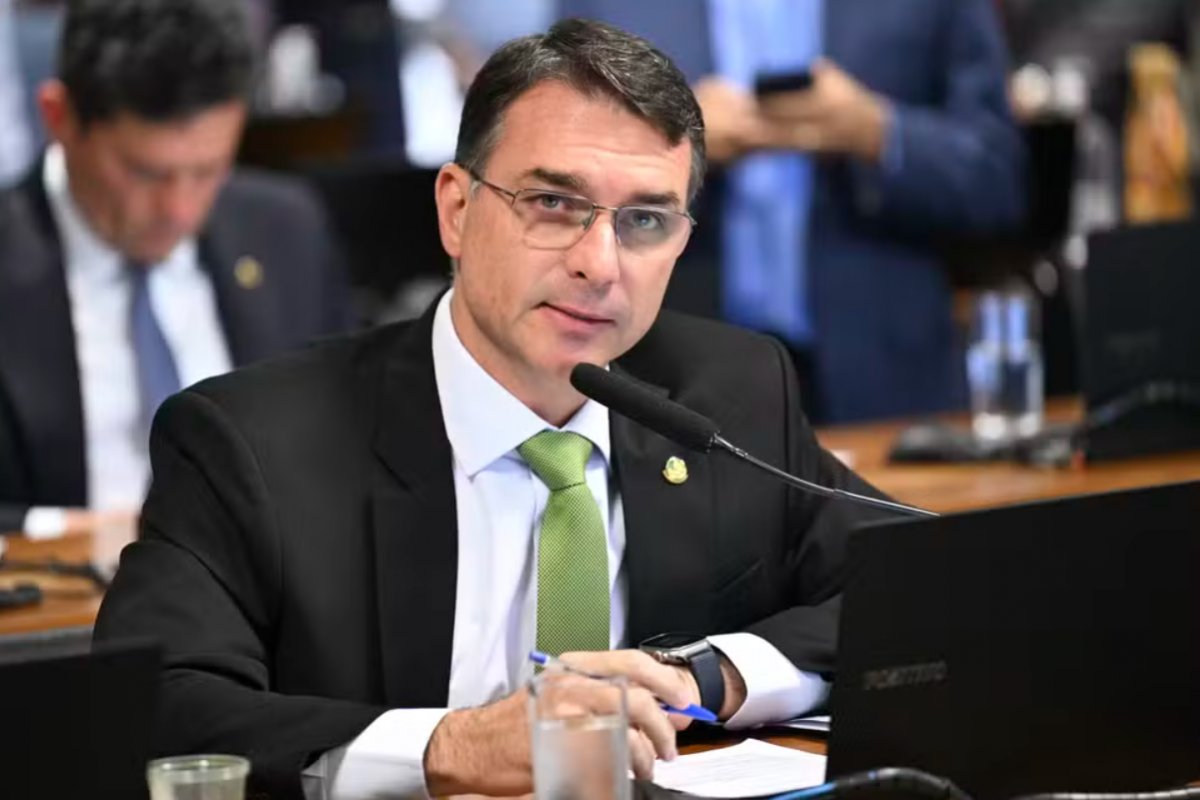Quaest: 49% acham que Flávio Bolsonaro manterá candidatura até o fim; 38% avaliam como estratégia de negociação