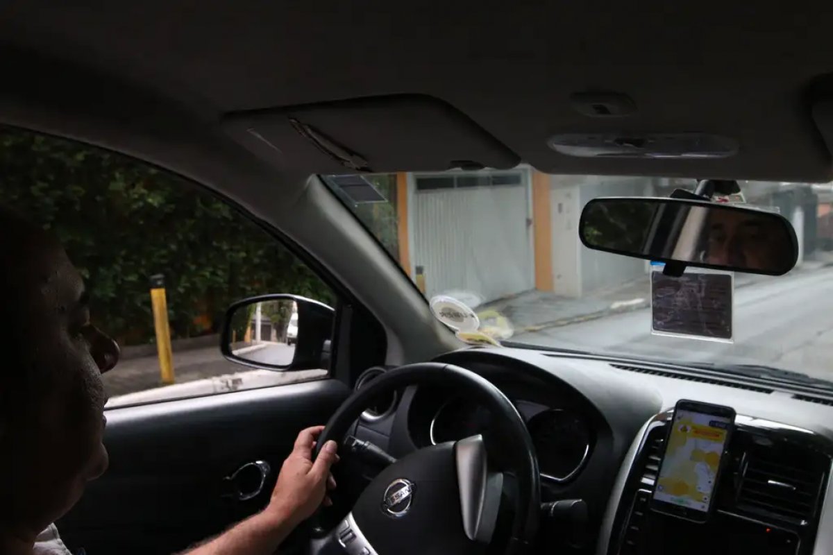 É falso que motoristas de aplicativos pagarão imposto de 26,5% a partir de 2026, diz Receita Federal