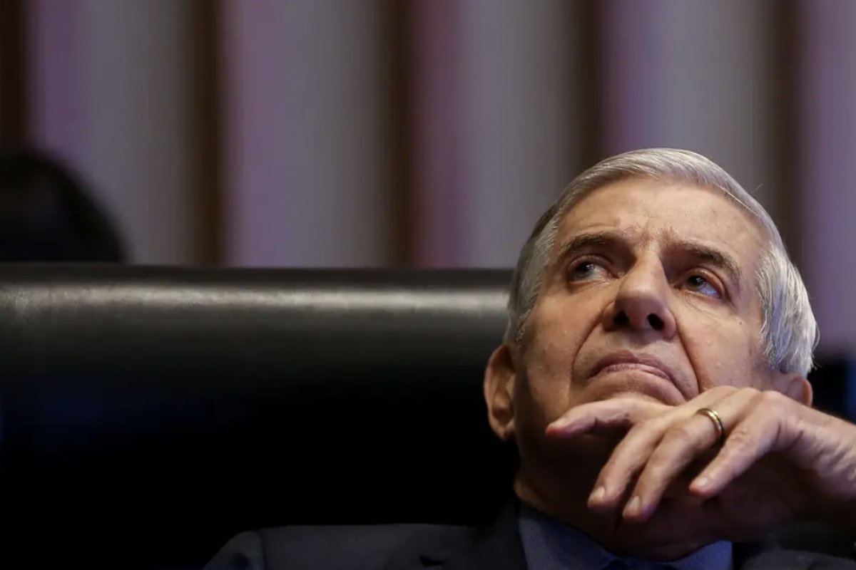 Moraes concede prisão domiciliar humanitária a Augusto Heleno