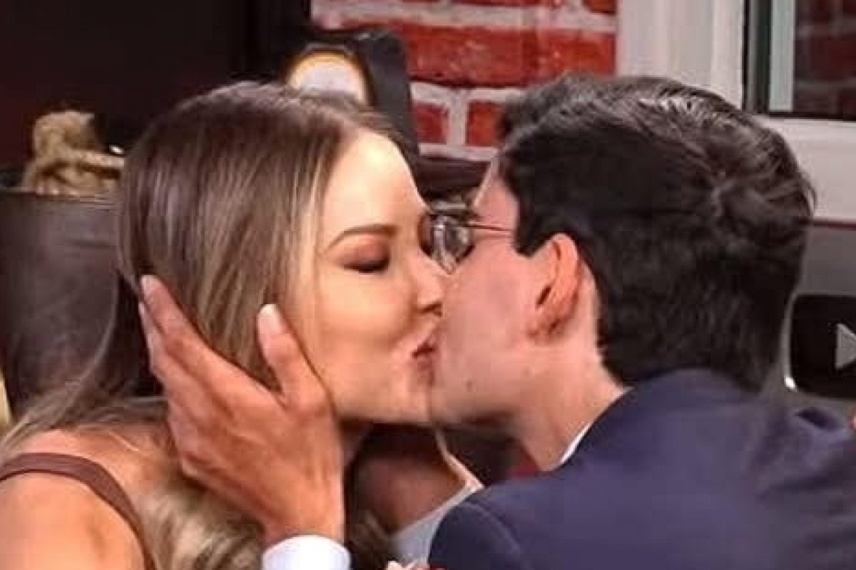 Dudu Camargo surpreende e pede a  Saory em namoro ao vivo! 