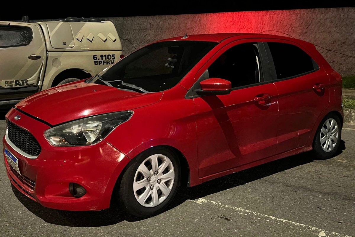 Dois homens são presos por dirigir veículo roubado em Salvador