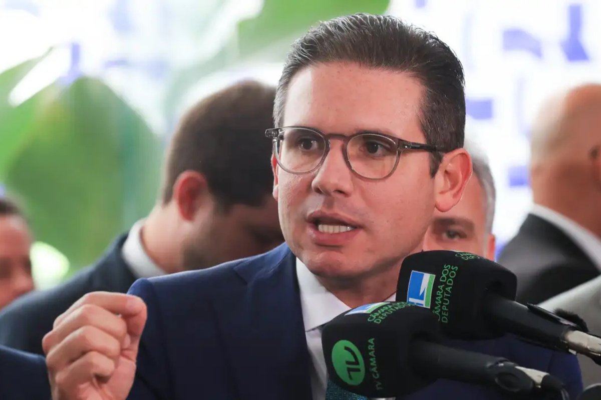 Hugo Motta busca STF após suspensão de emendas parlamentares