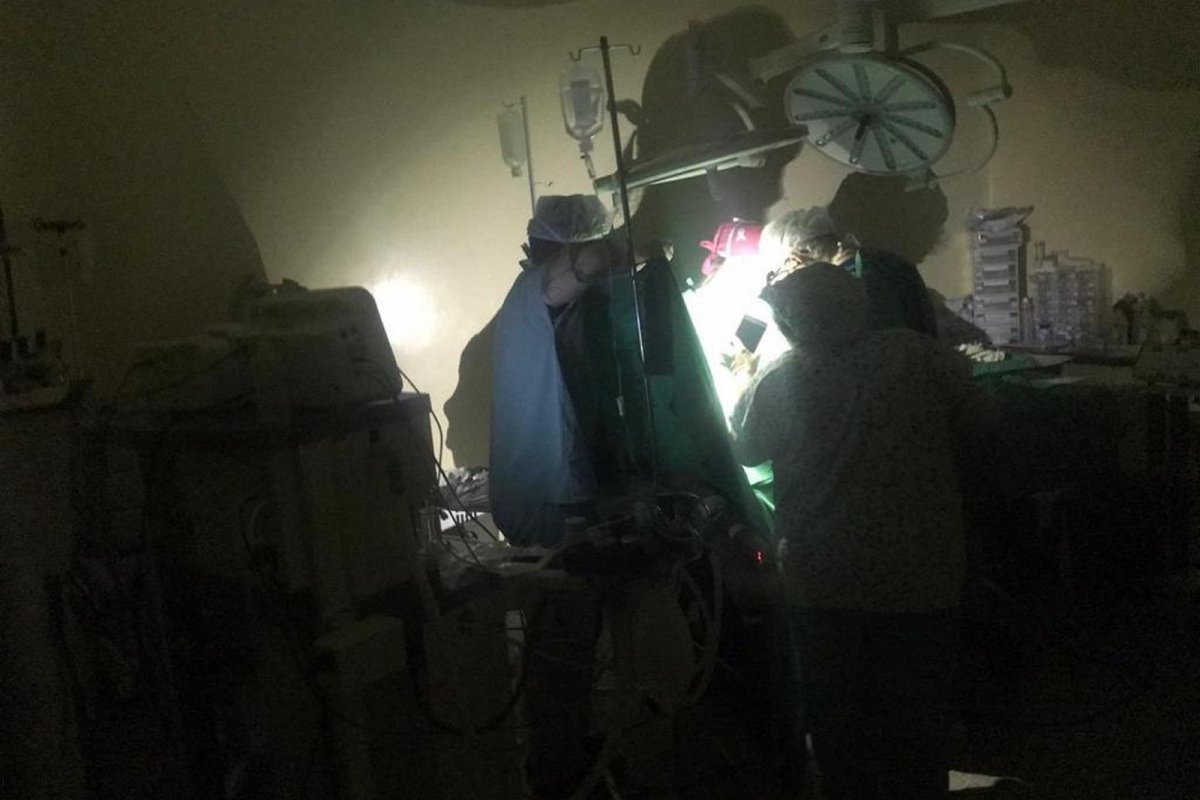 Após apagão, médicos fazem cirurgia com lanterna de celular