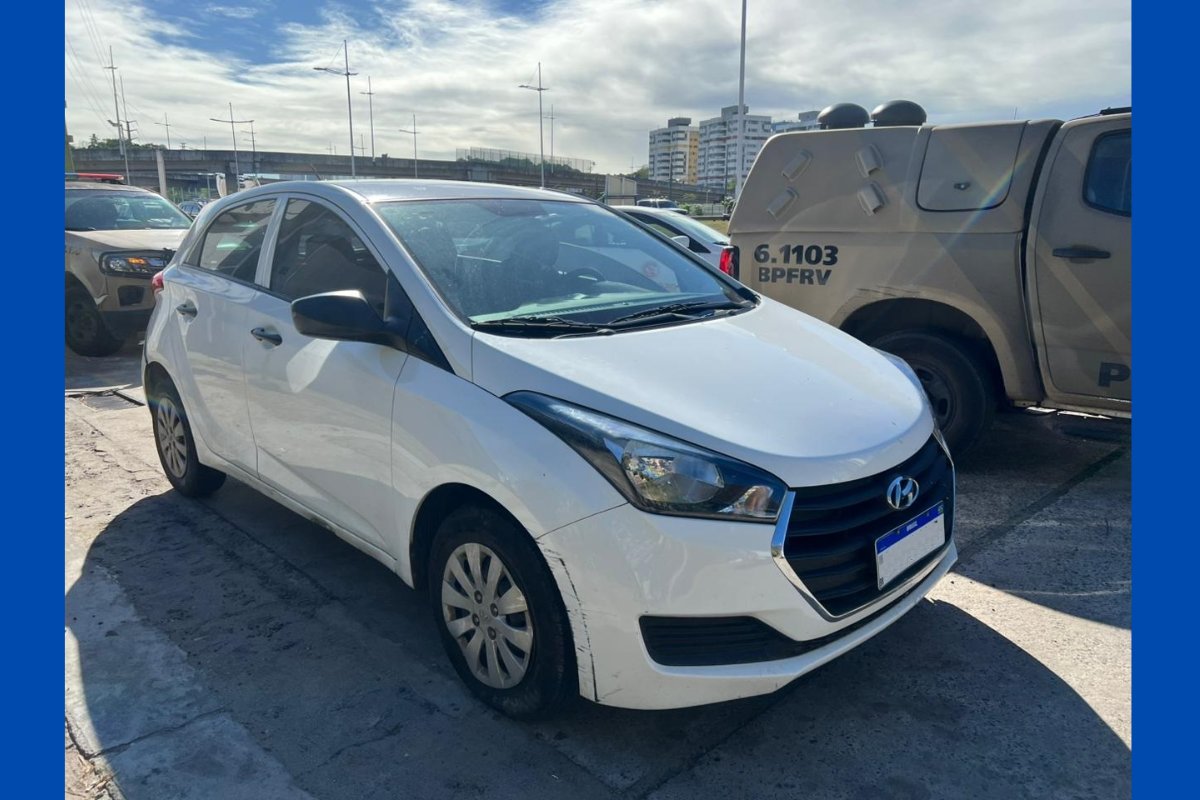 Trio é preso em carro roubado com placa clonada na Avenida Paralela, em Salvador