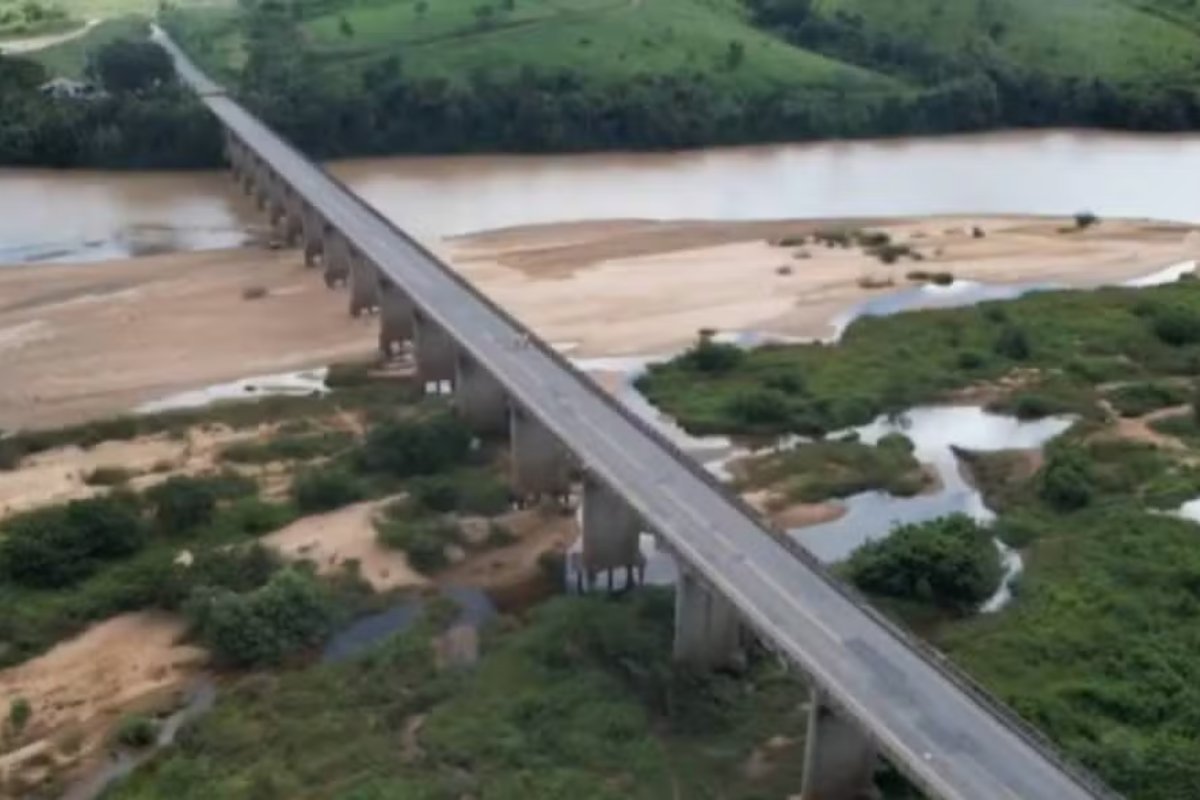 DNIT volta a restringir passagem pela ponte sobre o Rio Jequitinhonha