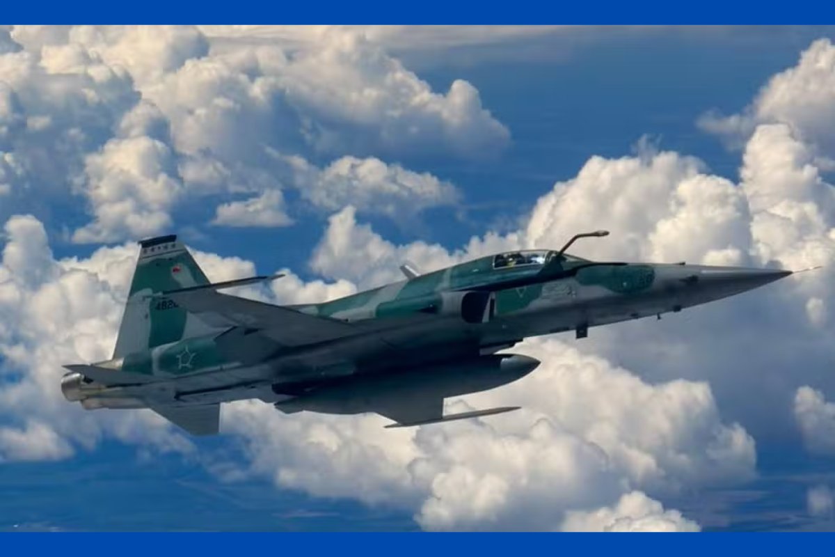 Vídeo: passageira de voo particular registra interceptação de aeronave por caça da FAB