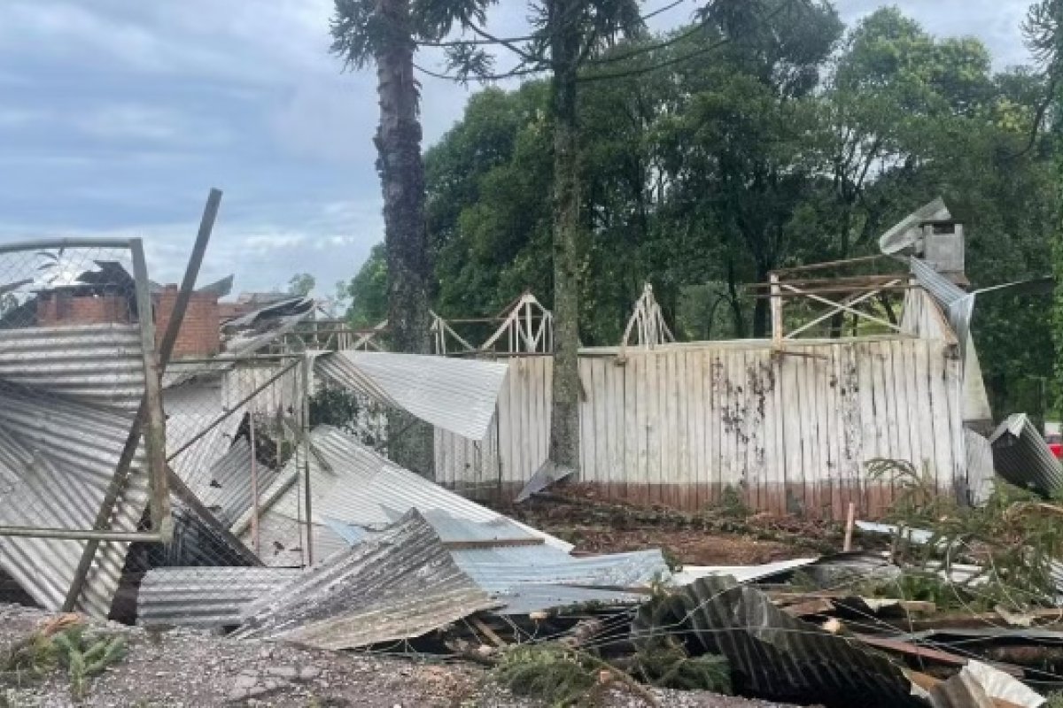 Tornado arranca telhas de escola e residências no Rio Grande do Sul