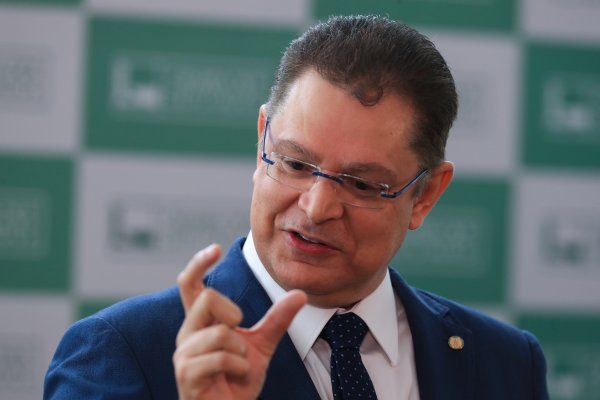 [Vídeo: Sóstenes posta cópia de escritura e IR para explicar dinheiro apreendido em operação]