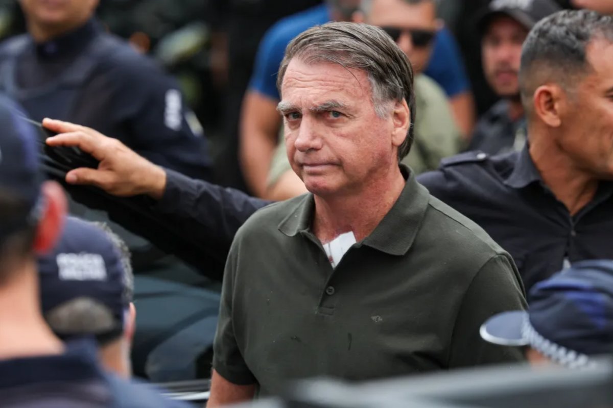 Bolsonaro está apto a passar por cirurgia para hérnia, afirma boletim médico