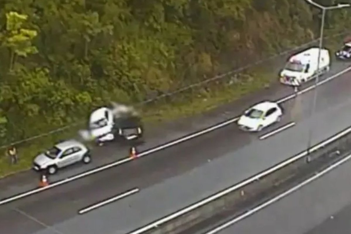 Homem atropela policiais durante socorro de outro acidente em rodovia de SC