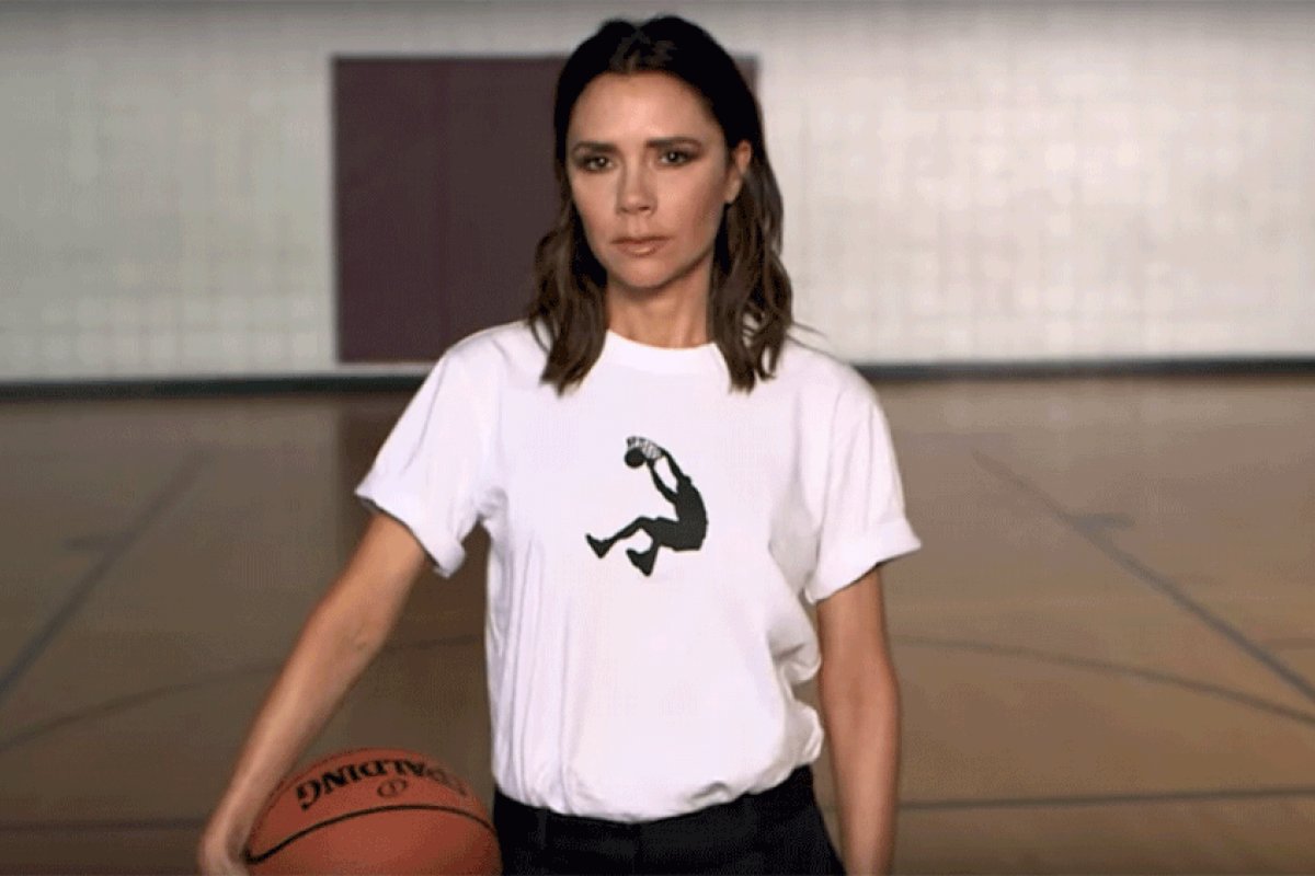 Coleção assinada por Victoria Beckham chega ao Brasil