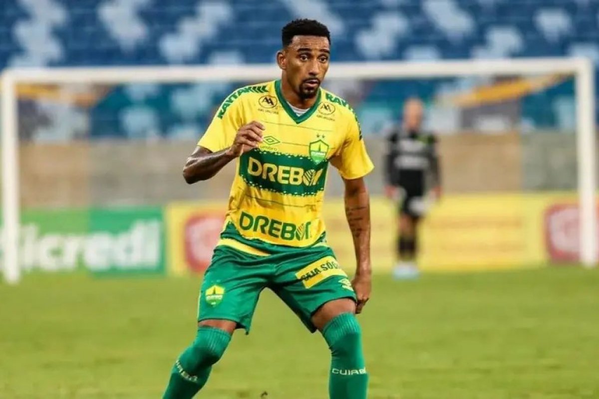 Vitória anuncia contratação do lateral-direito Matheusinho para a temporada 2026