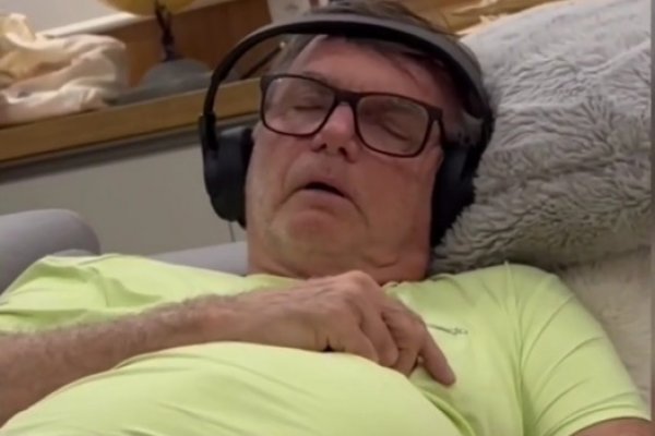 [ Michelle Bolsonaro diz que ex-presidente passa por novo procedimento para tratar soluços persistentes]