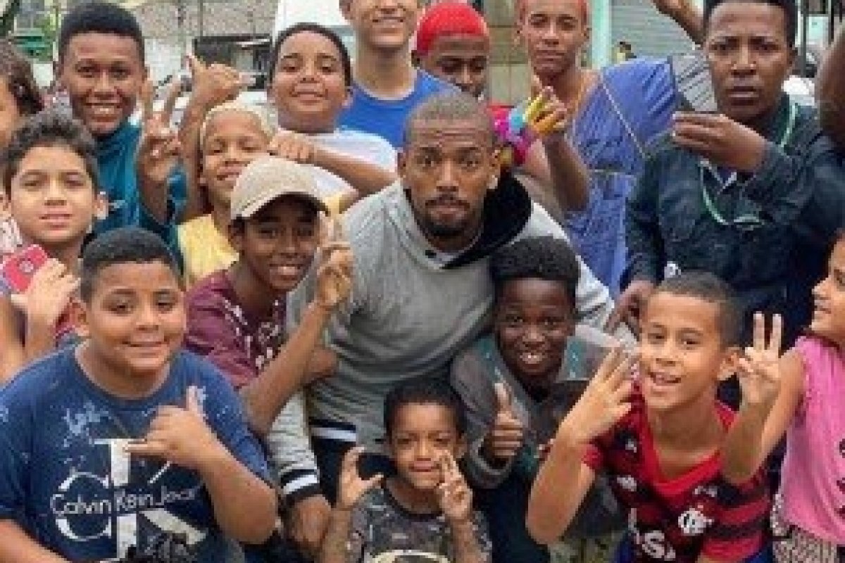 Após temporal, Nego do Borel visita Realengo