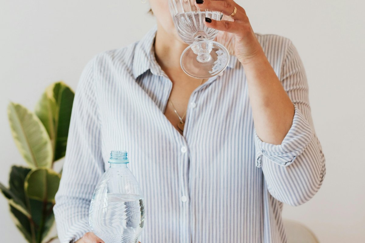 Fogachos e outros sintomas da menopausa ficam mais intensos no calor; saiba controlar