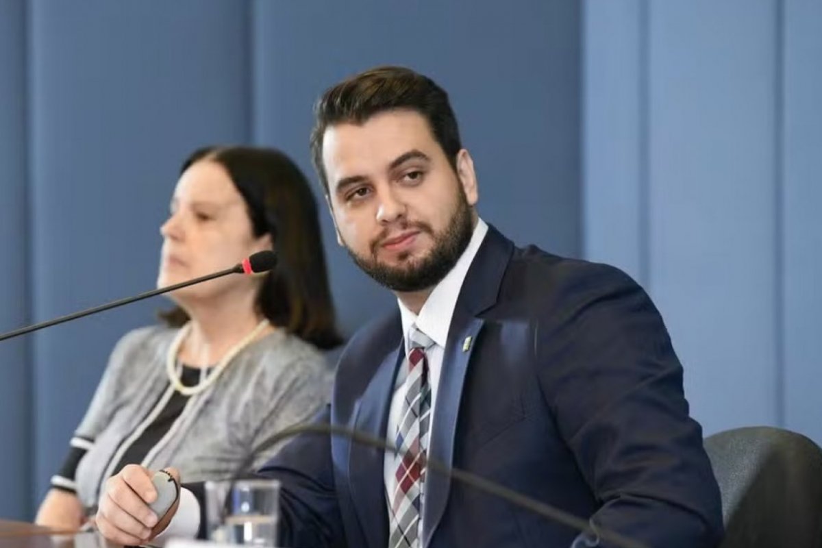 Defesa de Filipe Martins tem 24h para explicar possível descumprimento de medida cautelar