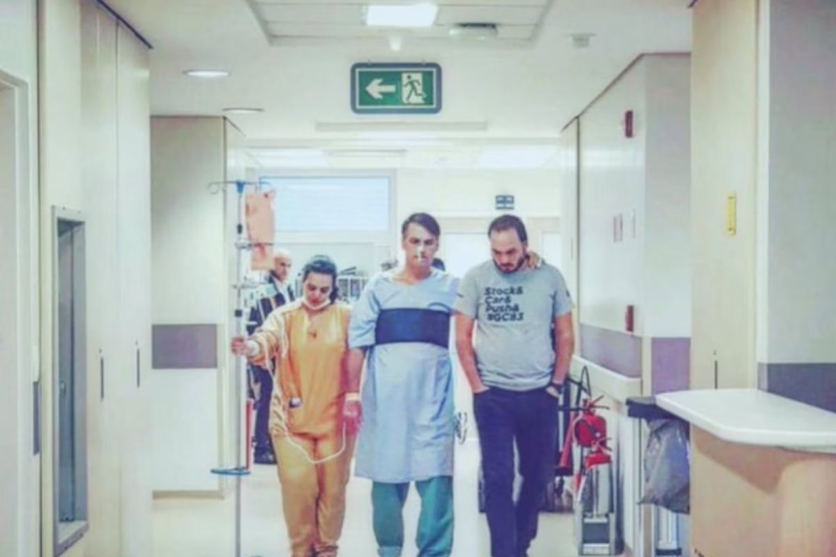 Carlos Bolsonaro critica tratamento com Bolsonaro na prisão: "Sobrevive em um cubículo"