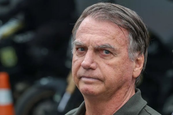 [Bolsonaro passa por cirurgia e deve realizar novo procedimento no dia 31, afirma boletim médico]